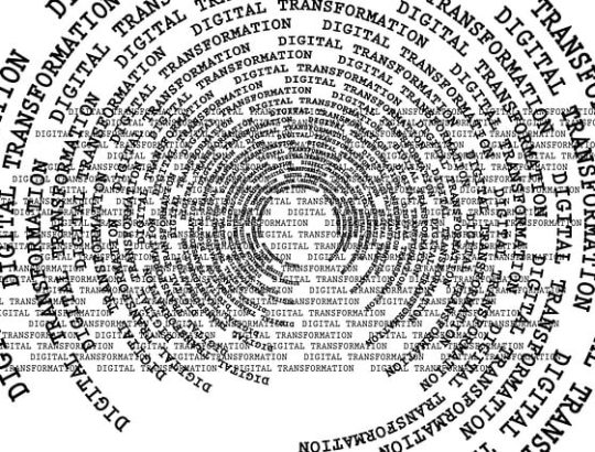 V krogih je napisano: DIGITAL TRANSFORMATION, tako da