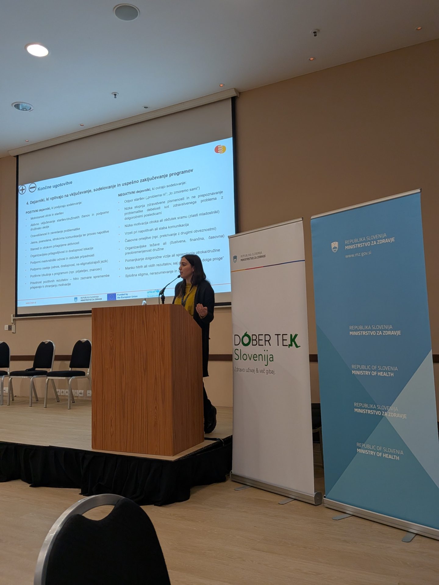 slika iz posveta, udeleženka predava za katedrom