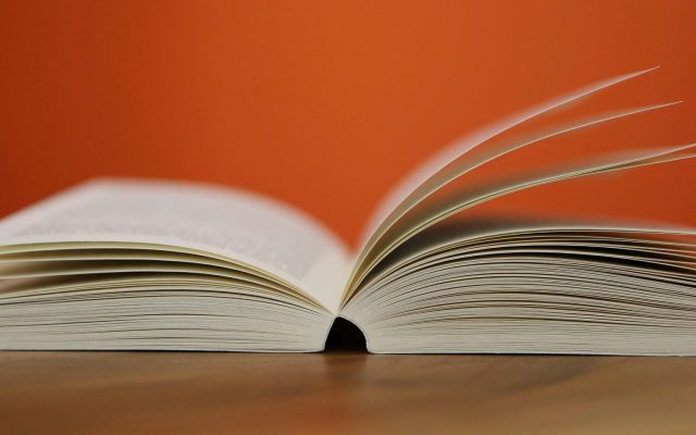 odprta knjiga, ki leži na mizi